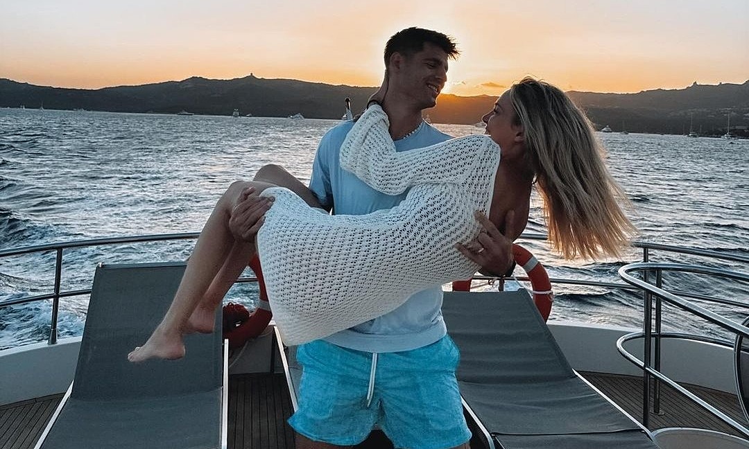 Morata và Campello tình tứ trong lần đi nghỉ hè cùng nhau tại  Sardinia, Italy hồi cuối tháng 7. Ảnh: Instagram / Alvaro Morata