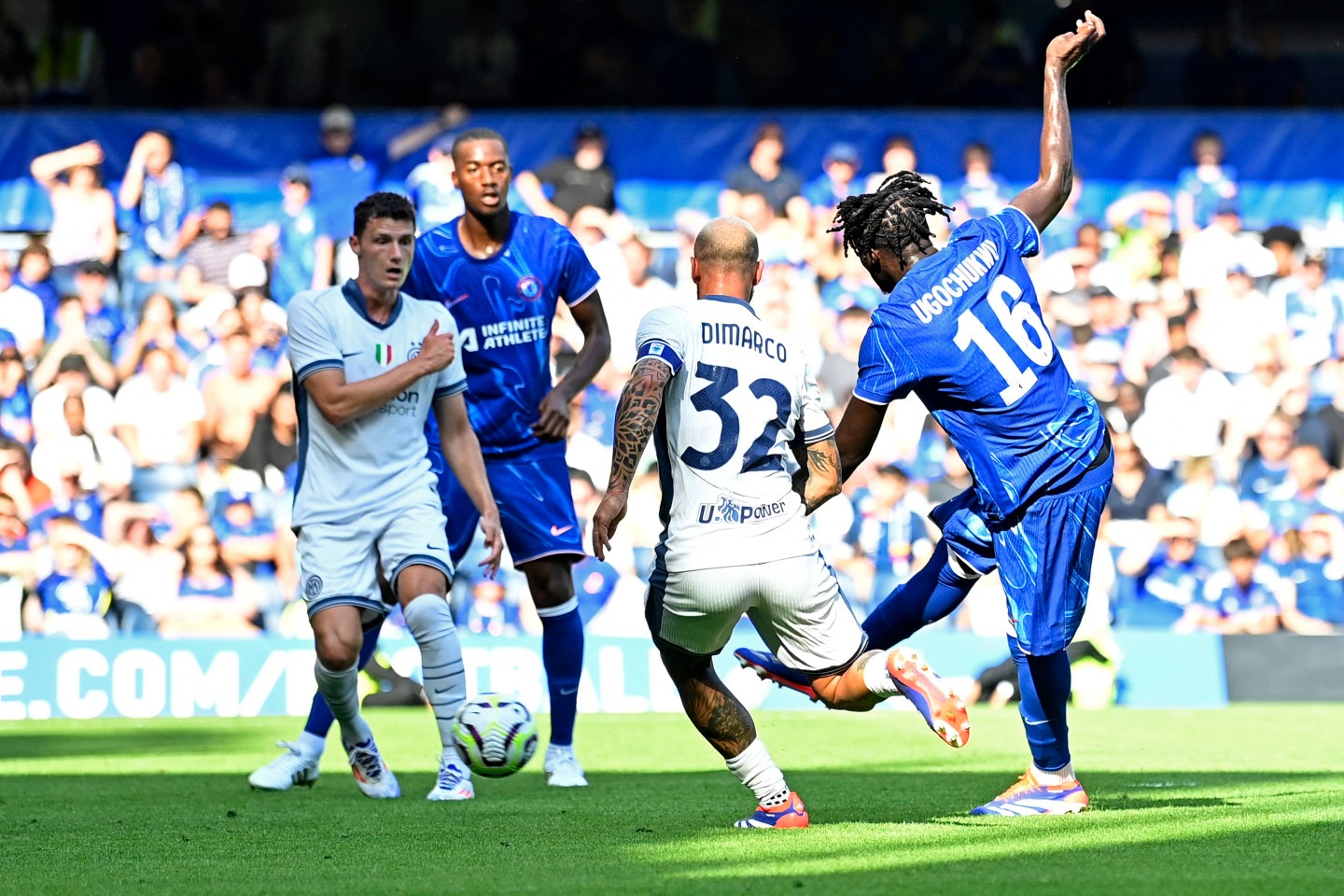 Chelsea (áo xanh) hòa Inter 1-1 trong trận giao hữu hôm 11/8 trên sân Stamford Bridge. Ảnh: CFC