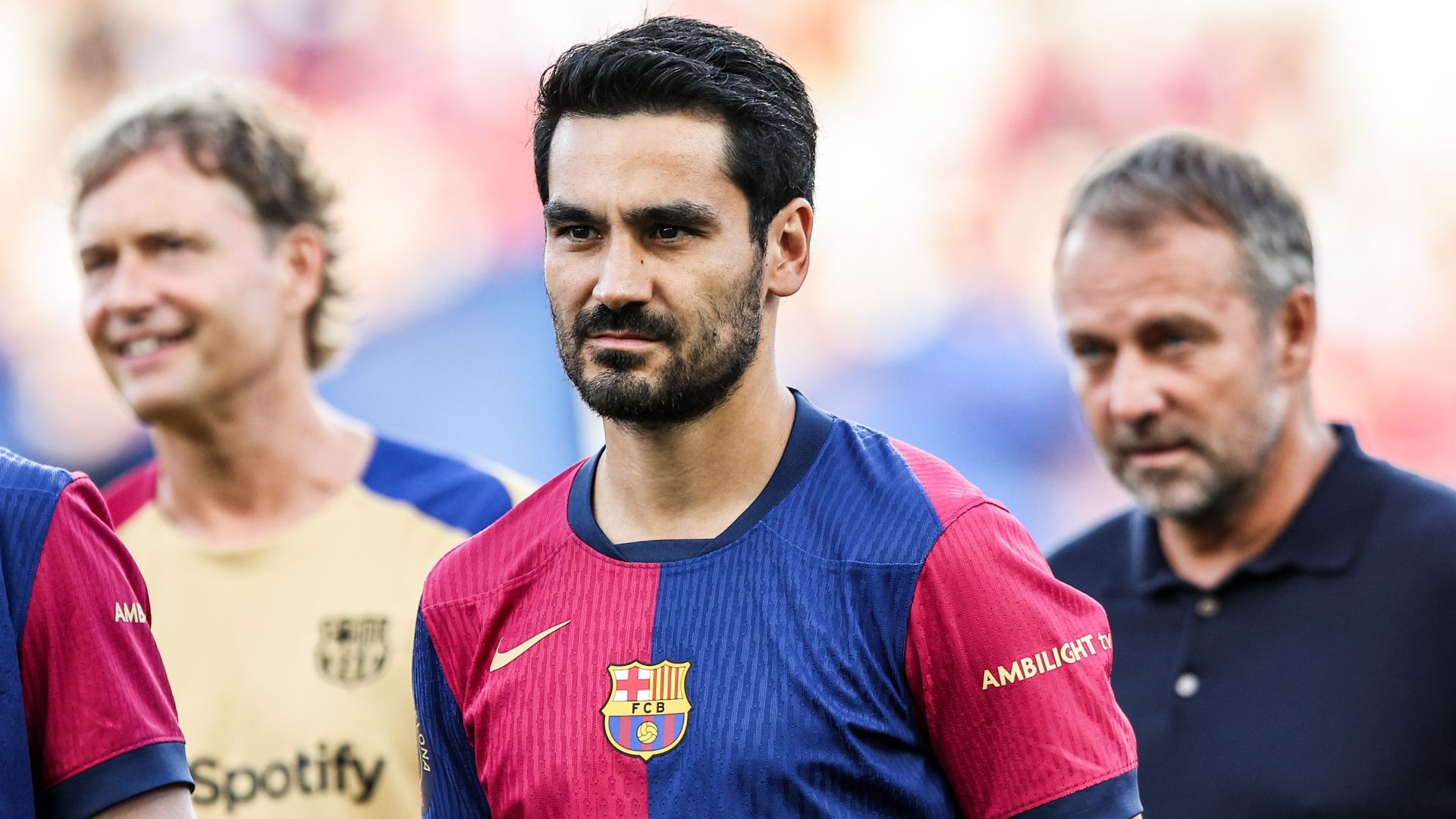 HLV Hansi Flick (phải) có triết lý bóng đá khác, không hợp với phong cách quen thuộc của Gundogan tại Barca thời Xavi. Ảnh: AFP