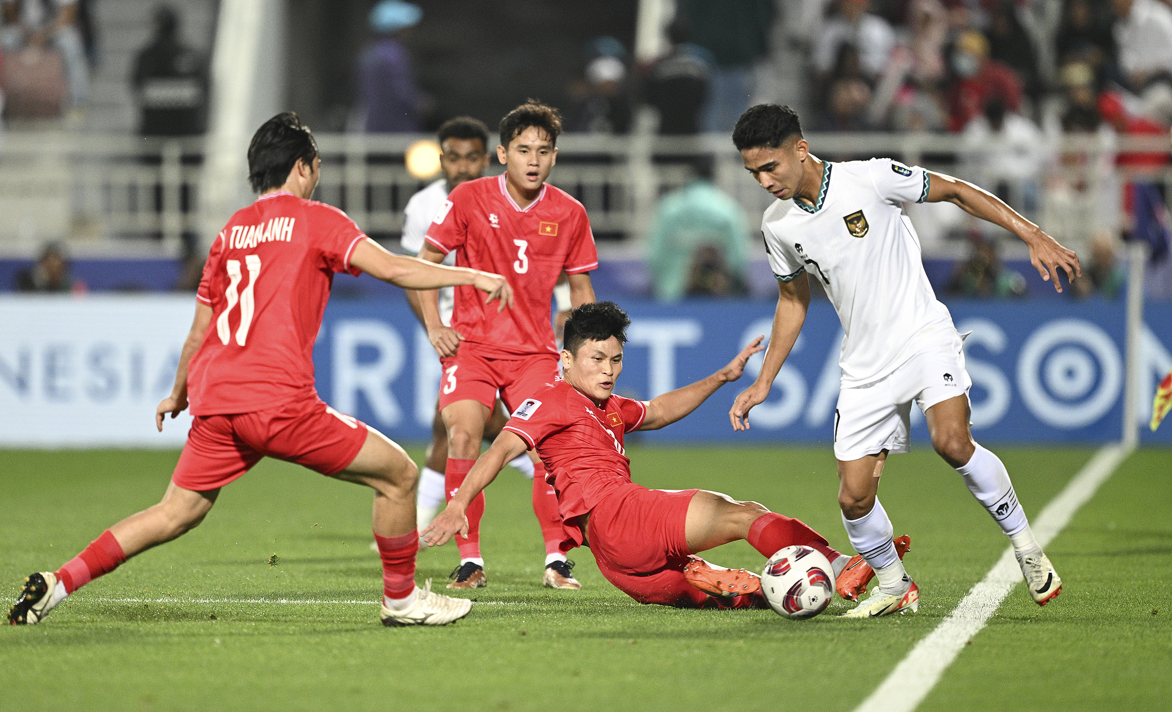 Marselino Ferdinan (áo trắng) thi đấu trong trận Indonesia thắng Việt Nam 1-0 ở vòng bảng Asian Cup 2023. Ảnh: AFC