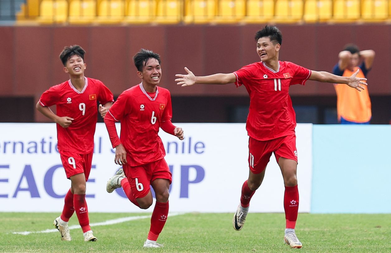 Văn Bách (số 11) mừng bàn mở tỷ số trong trận thắng Nhật Bản 1-0 ngày 20/9 tại lượt cuối giải giao hữu U16 Peace Cup 2024 ở tỉnh Liêu Ninh, Trung Quốc. Ảnh: VFF.